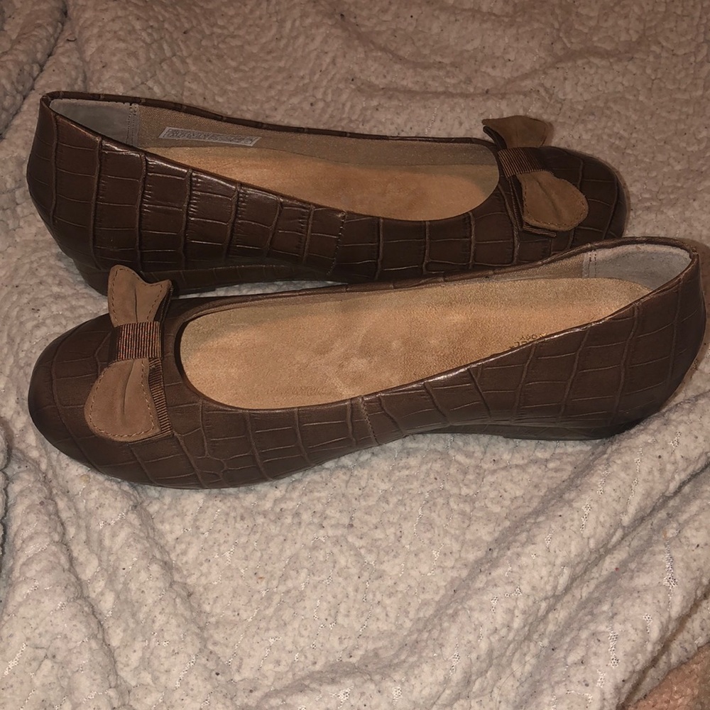 Vionic brown flats size 6.5